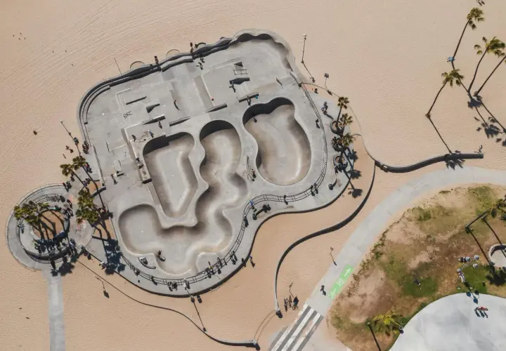 Skatepark w Venice Beach: Historia, zasady i atrakcje dla skaterów