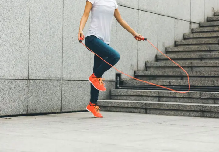 Czy skakanka to cardio? Sprawdź, jak wpływa na kondycję i spalanie kalorii