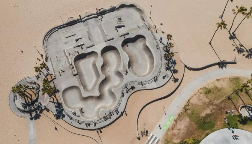 Skatepark w Venice Beach: Historia, zasady i atrakcje dla skaterów