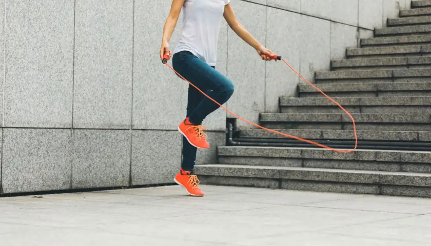 Czy skakanka to cardio? Sprawdź, jak wpływa na kondycję i spalanie kalorii