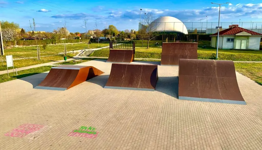 Skatepark Konin - idealne miejsce dla miłośników deskorolki i rolek