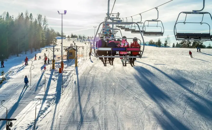 Stoki narciarskie w Świętokrzyskiem - idealne miejsca na narty i snowboard