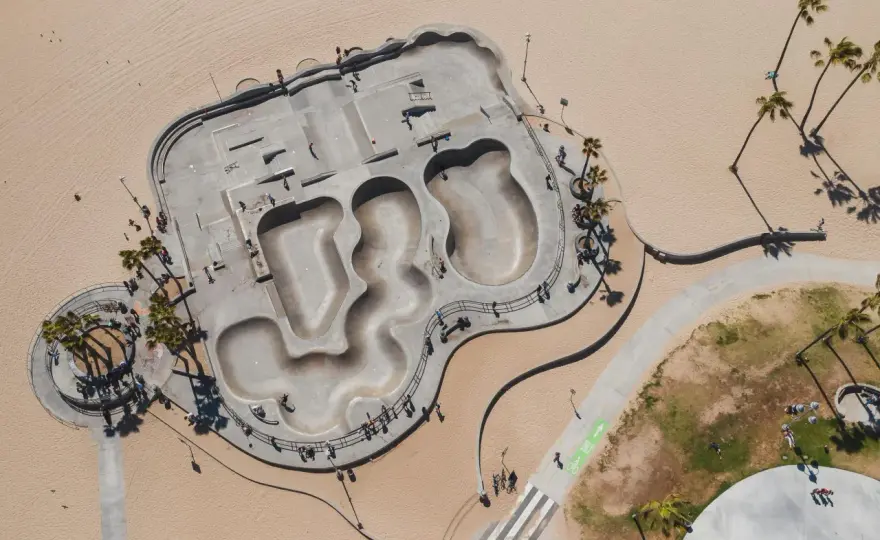 Skatepark w Venice Beach: Historia, zasady i atrakcje dla skaterów