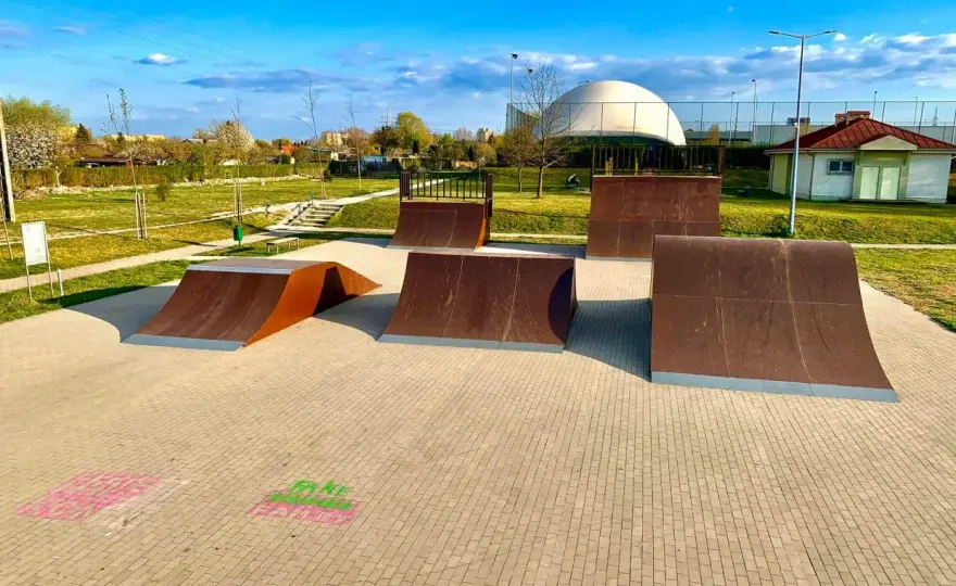 Skatepark Konin - idealne miejsce dla miłośników deskorolki i rolek