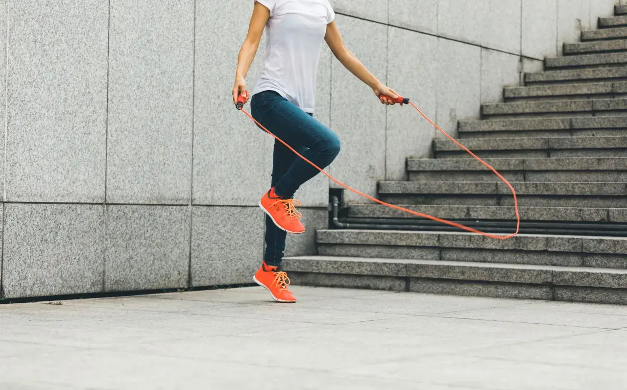 Czy skakanka to cardio? Sprawdź, jak wpływa na kondycję i spalanie kalorii