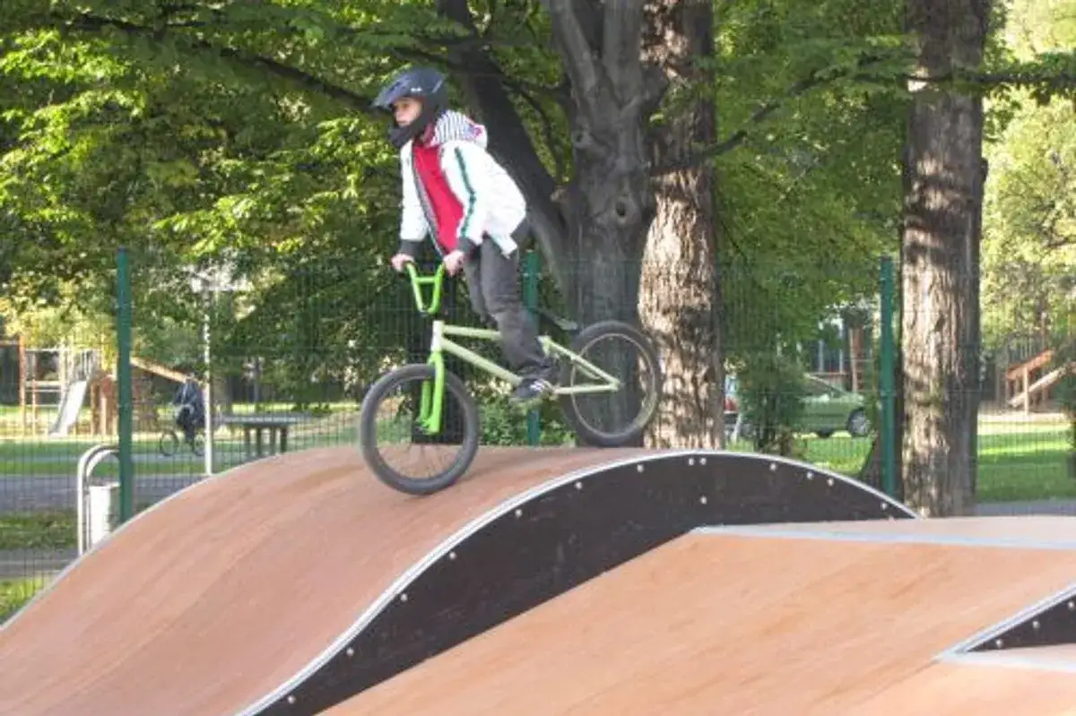 Zdjęcie Skatepark Nysa - odkryj nowoczesne miejsce do jazdy na deskorolce