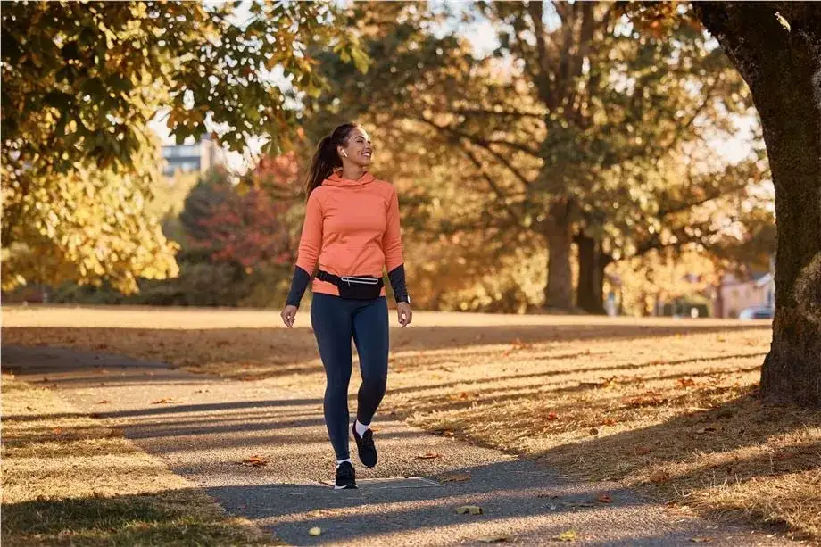 Zdjęcie Czy spacer to cardio? Sprawdź, jak chodzenie wpływa na zdrowie i spalanie kalorii