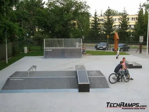 Zdjęcie Skatepark Otwock - idealne miejsce do jazdy na deskorolce i hulajnodze